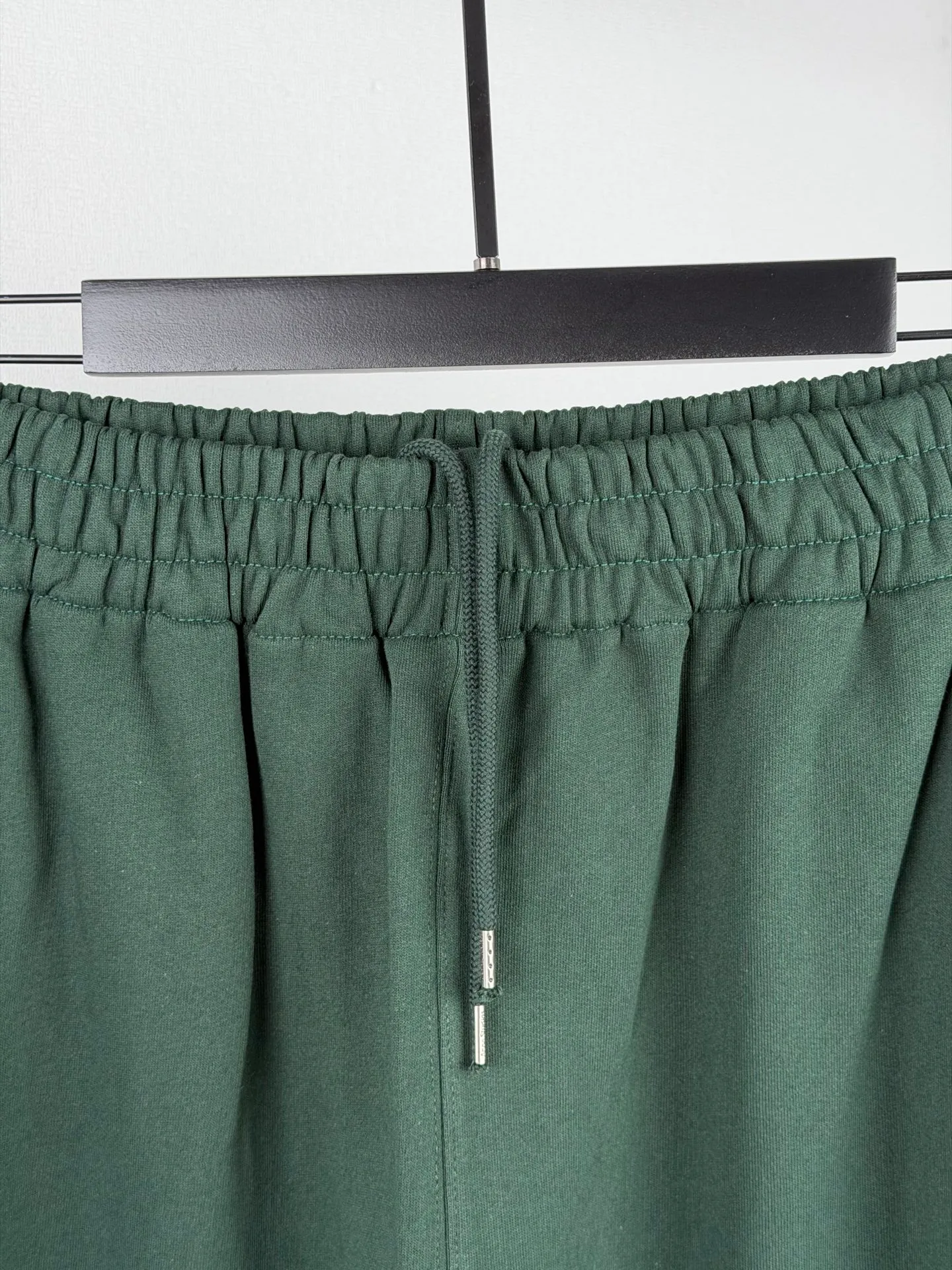 ACNE Studios casual wide-leg trousers with embroidered logo. Customized foggy brushed fleece. Draped and stylish. Soft and skin-friendly. The color is dark navy. It captures the tranquility and depth of the deep sea twilight. Retro calmness. It has a naturally cool and luxurious feeling. The Classic embroidered logo on the thigh is like a light star. It condenses brand recognition and high-end texture. The drawstring waistband and side pocket design condenses the casual posture. There is a trendy edge hidden under the minimalist texture. It can be worn together with Series suits to form a luxurious and elegant system. It interprets the unique Nordic elegance artistic conception. Process 1: Use imported machine embroidery technology. Use advanced computer control system and precision mechanical components to realize the Acne Studios logo work. High precision. The lines are smooth and delicate. Process 2: The fabrics have been fermented and washed. The hand feel and texture are better. It is not easy to deform, not easy to shrink, not easy to fade, and maintains long-term beauty. Accessories: Customized 1:1 Acne zipper Customized 1:1 Acne hanging clock Customized 1:1 Acne trademark Version: Loose version Size: S M L XL
